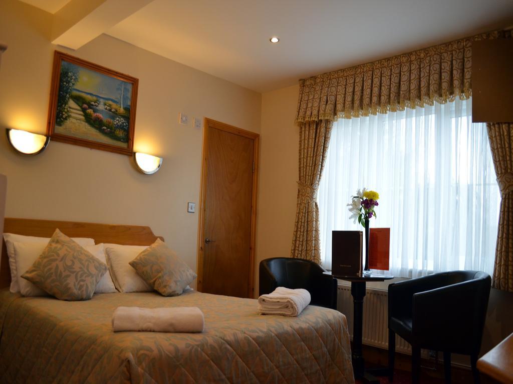 Gatwick Cambridge Hotel Horley Exterior photo